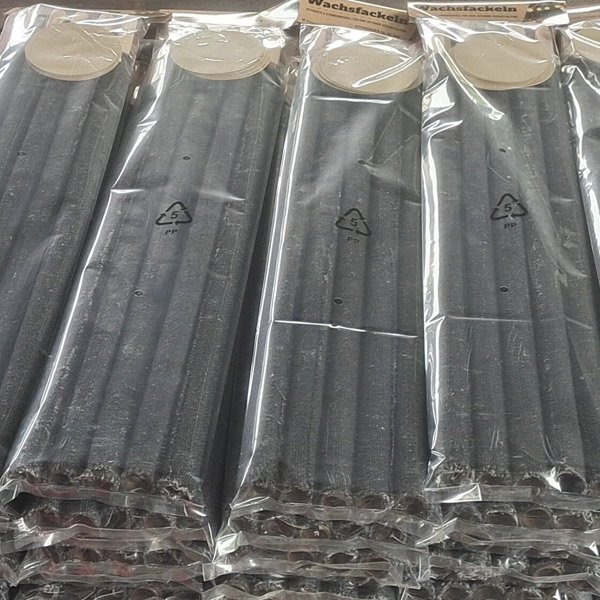 Caution should be exercised when setting off fireworks and firecrackers, and safety knowledge should be kept in mind.